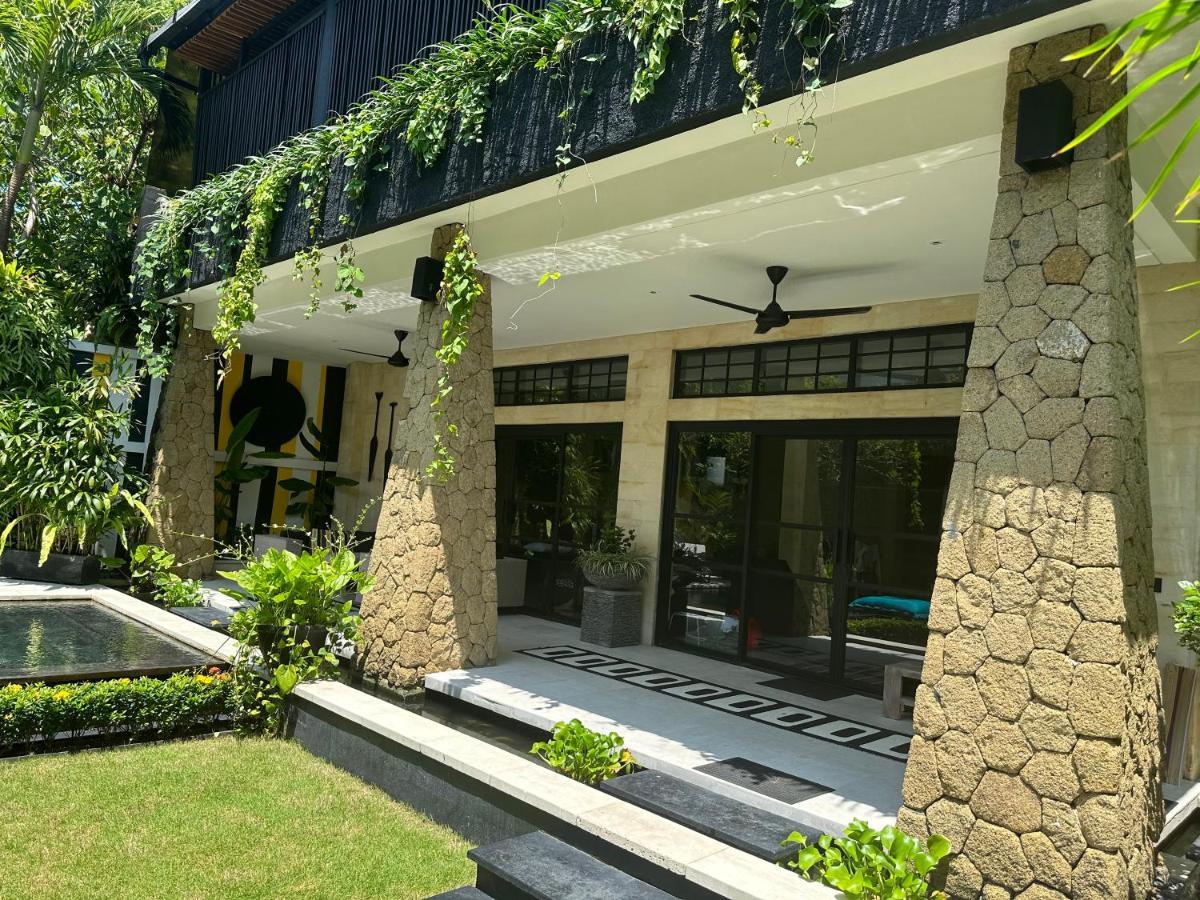 Amanputri Villa Seminyak Buitenkant foto