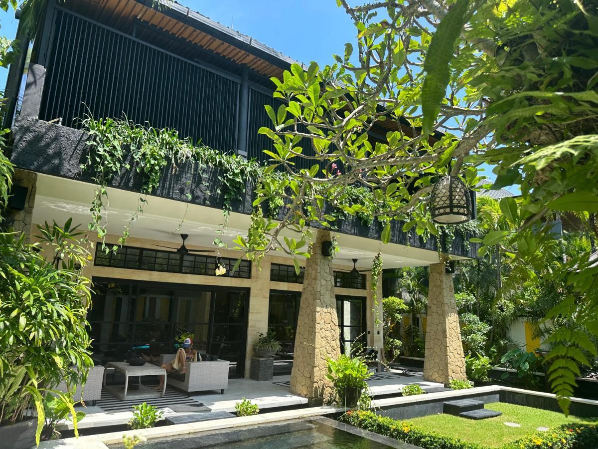 Amanputri Villa Seminyak Buitenkant foto